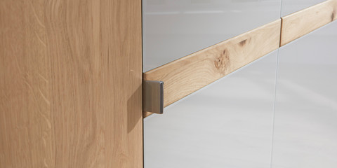 Bauchbinde Drehtürenschrank Bianco Eiche massiv